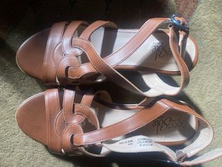 Sandalias de cuña marrones