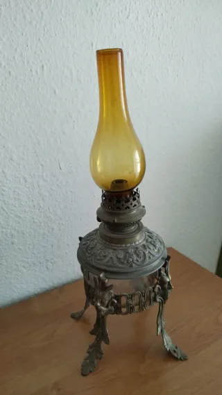 Lámpara de aceite antigua de latón y cristal