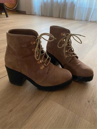 Botines marrones con cordones