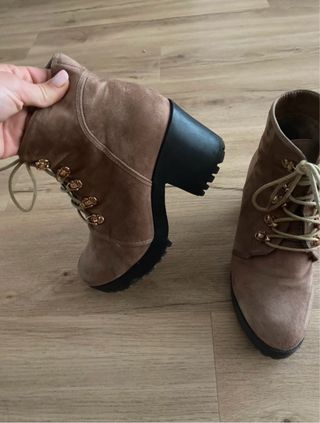 Botines marrones con cordones