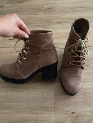 Botines marrones con cordones