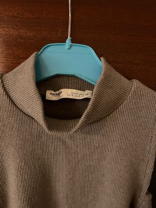 Top Bershka hombros descubiertos gris Talla S