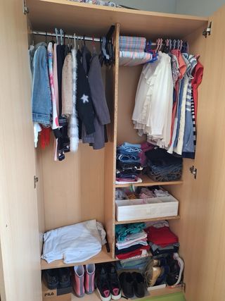 dormitorio haya y verde,con armario, cama y comoda