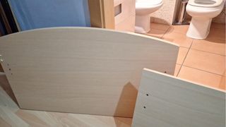 dormitorio haya y verde,con armario, cama y comoda