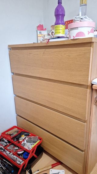 dormitorio haya y verde,con armario, cama y comoda