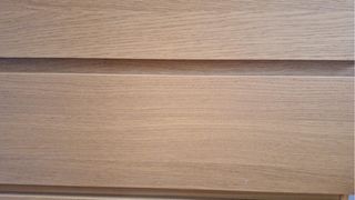 dormitorio haya y verde,con armario, cama y comoda