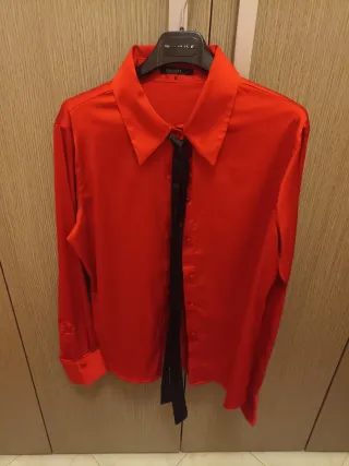 Camicia rossa effetto seta con fiocco