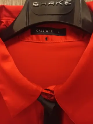 Camicia rossa effetto seta con fiocco
