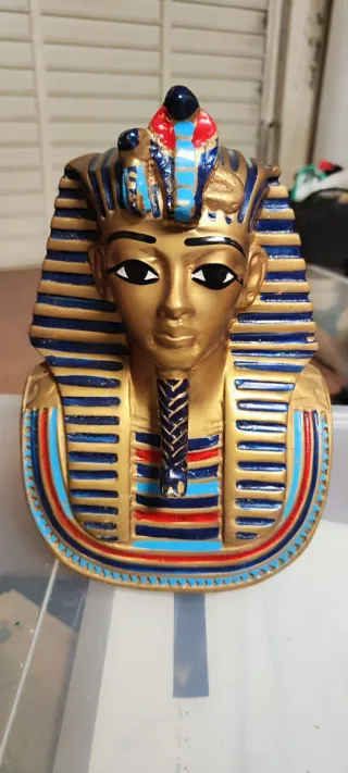 Figura decorativa de faraón egipcio