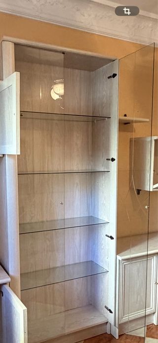 Vitrina de madera y puertas de cristal