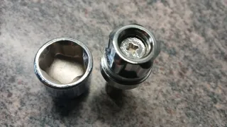 Juego Tornillos Antirrobo Ruedas Coche. UNIVERSAL