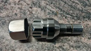 Juego Tornillos Antirrobo Ruedas Coche. UNIVERSAL