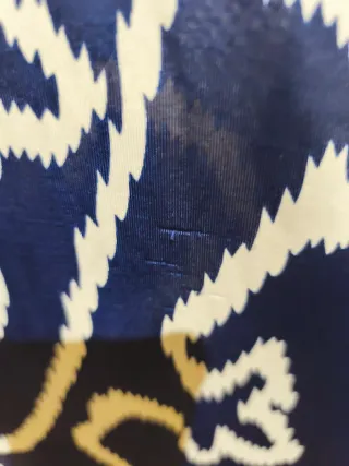 Camiseta azul y blanca con estampado.