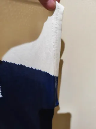 Camiseta azul y blanca con estampado.