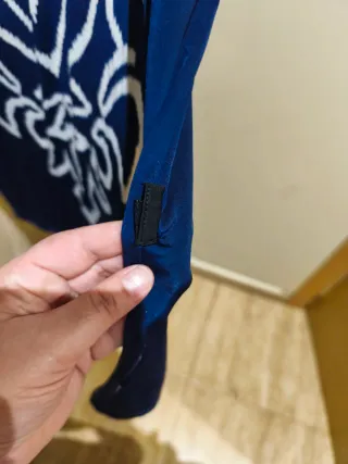 Camiseta azul y blanca con estampado.