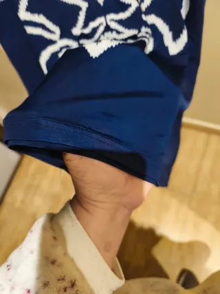 Camiseta azul y blanca con estampado.