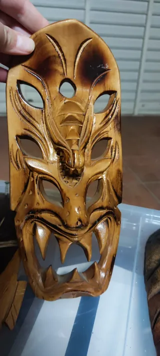 Máscara de madera artesanal