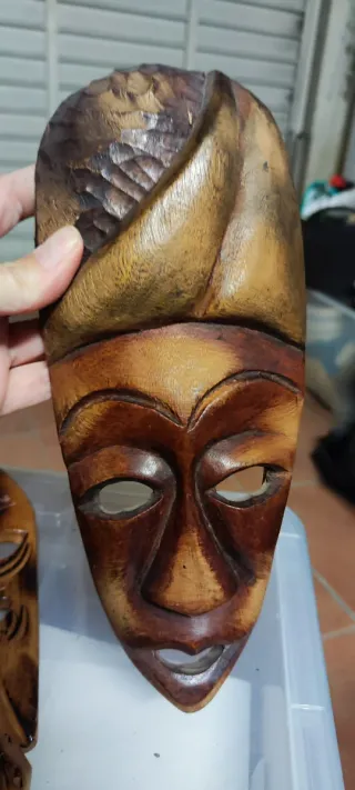 Máscara de madera artesanal