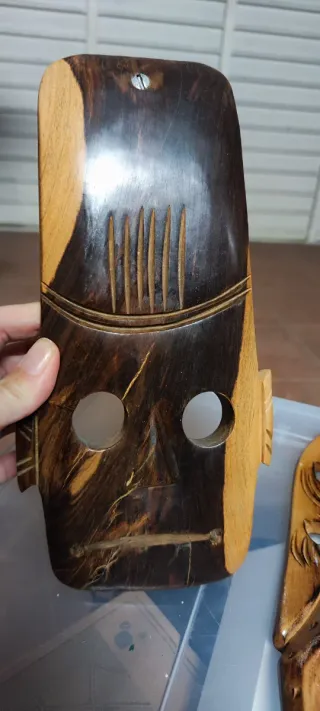 Máscara de madera artesanal