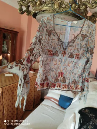Blusa bordada y con pedrería