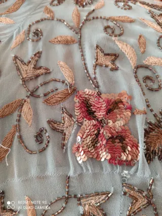 Blusa bordada y con pedrería