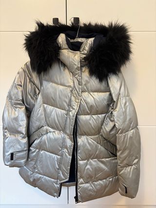 Plumífero plateado con capucha y pelo