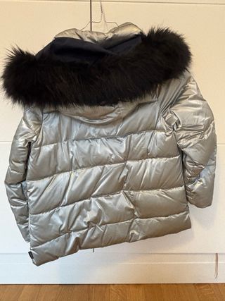 Plumífero plateado con capucha y pelo