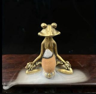 Antico porta incenso rana in meditazione in metallo