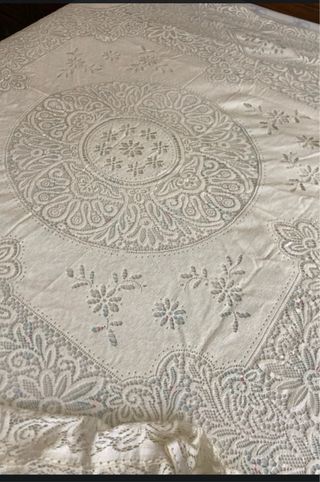 Copriletto beige e bianco in tessuto