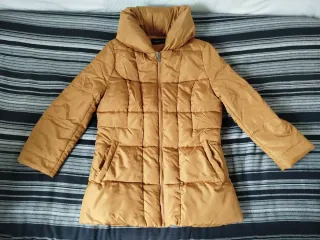 Abrigo acolchado mujer color mostaza.