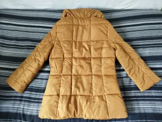 Abrigo acolchado mujer color mostaza.