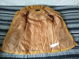 Abrigo acolchado mujer color mostaza.