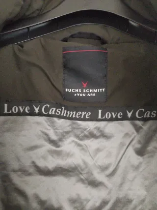 Anorak verde oliva, de una gran marca.