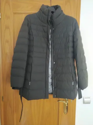 Anorak verde oliva, de una gran marca.