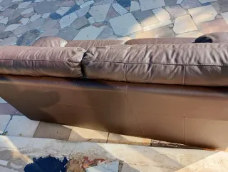 Sofá italiano de piel marrón y chaiselongue