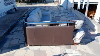 Sofá italiano de piel marrón y chaiselongue