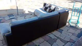 Sofá italiano de piel marrón y chaiselongue