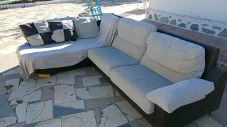 Sofá italiano de piel marrón y chaiselongue