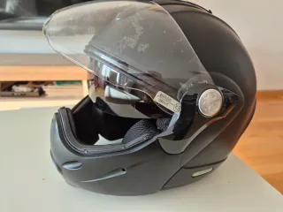 Casco de moto negro integral