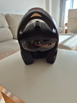 Casco de moto negro integral