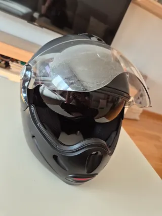 Casco de moto negro integral