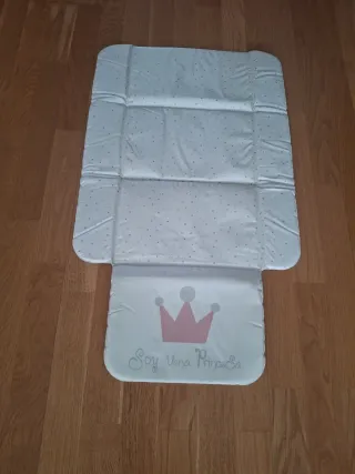 Cambiador de bebé con corona