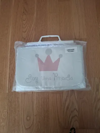 Cambiador de bebé con corona