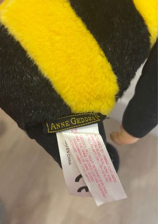 Muñeca disfrazada de abeja