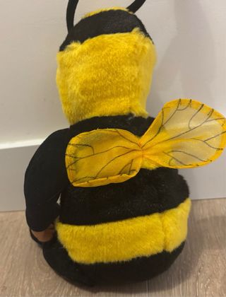 Muñeca disfrazada de abeja