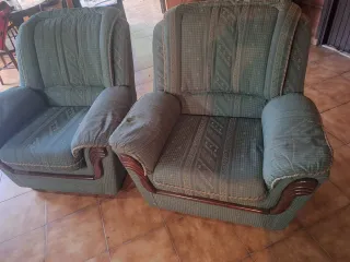 Sofá de tela verde con detalles de madera