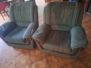 Sofá de tela verde con detalles de madera