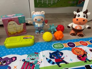Lote de juguetes: alfombra musical y figuras