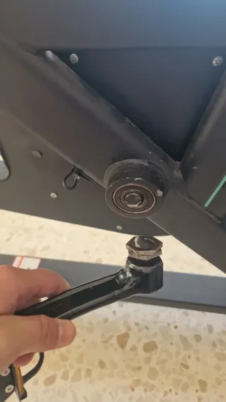 Bicicleta Spinning(TIENE ROTO EL TORNILLO DEL EJE)