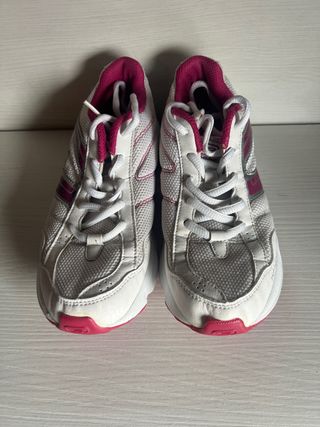 Zapatillas deportivas blancas y rosas